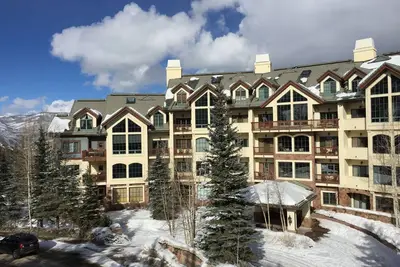 Image de Condo de luxe skis aux pieds dans le cœur de Beaver Creek Village. Marchez vers tout!