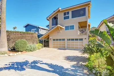 Image de Mid-Century East Cliff Home, à quelques pas de la plage! !
