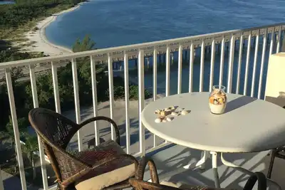 Image de Condo en bord de mer avec balcon! Vue sur la piscine et l'océan! Lovers Key Beach Club # 1108