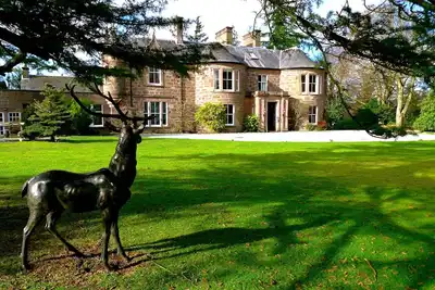 Image de Manoir - 15 chambres avec salle de bains (pouvant accueillir jusqu’à 31 personnes) et pouvant accueillir des réceptions