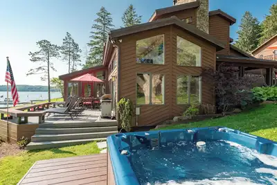 Image de Ronnie's Retreat- Lakefront Estate divisé entre deux propriétés