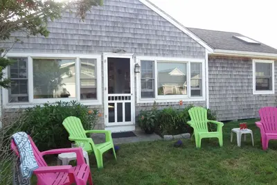 Image de Les jours d'automne sont les meilleurs! Classic Beach Cottage, Ă quelques pas de Ocean Break.