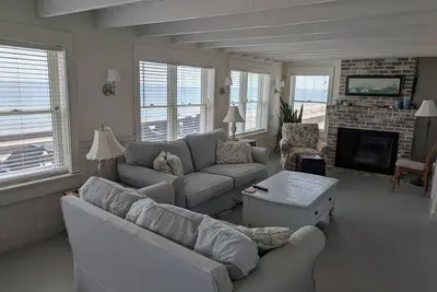 Image de Maison en bord de mer de style Nantucket directement sur une plage de sable