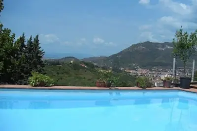Image de Vue panoramique! Villa  entourée de vignes et oliviers