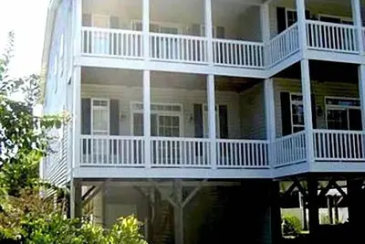 Image de Luxueux 4 chambres, 3. 5 Bath Raised Plage Location SurfsUp Garden City Piscine privée