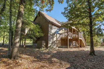 Image de Stonebridge Cabin avec cheminée, Chambre King privée, dos aux bois
