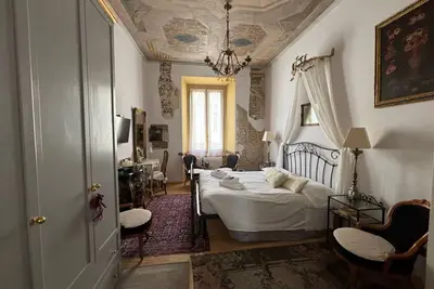 Image de Appartement dans le centre avec plafond de fresques meublé en détail avec balcon