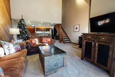 Image de Maison de ville rénovée, située sur la prairie avec une vue magnifique sur la montagne!