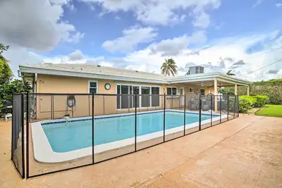 Image de Nouveau! Riviera Beach Home avec piscine - Marchez jusqu'à la plage!