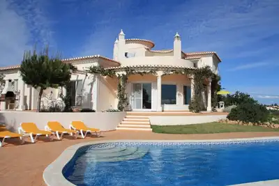 Image de Luxueuse villa avec magnifiques vues sur mer, piscine et grands jardins