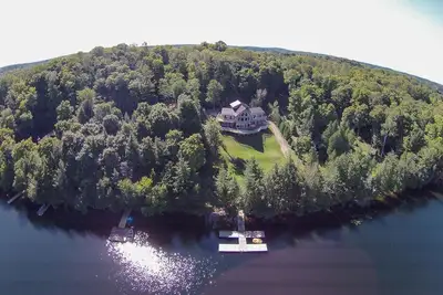 Image de Calypso Cottage 4000sq. Pied Lakefront propriété