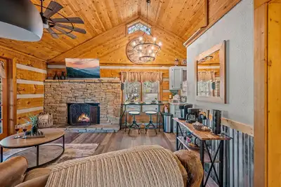 Image de Confortable et privé! Moins de 5 milles à la promenade!