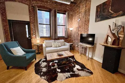 Image de Marchez Jusqu'à Honky Tonks! Downtown Nashville Loft: 50 à 70% de Réduction sur M-w! King George, Sleeps 6 Locations de Vacances à Nashville par Musiccityloft sur Vrbo