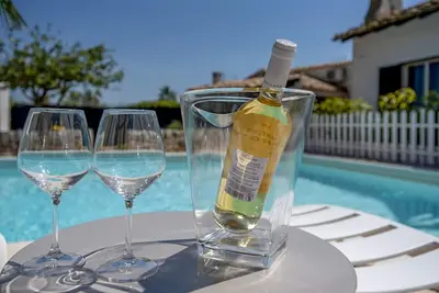 Image de Villa jaune avec pelouse et utilisation de la piscine et du jacuzzi à seulement 300 mètres de la mer
