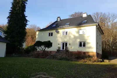 Image de Appartement à côté de la forêt avec un grand jardin avec aire de jeux et cheminée