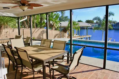 Image de Waterfront Paradise au bord de la piscine