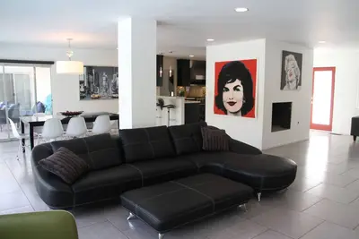 Image de Oasis Alexander de luxe au milieu du siècle!