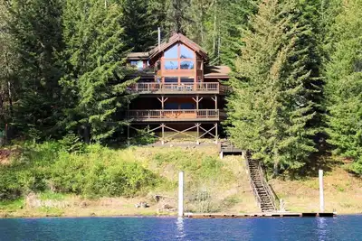 Image de Spectaculaire 3 étages 6br Cda Lakefront w / Dock, bain à remous sur la baie de Powderhorn isolée