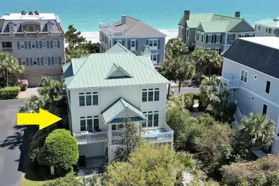 Image de Cordy Custom Beach House dispose d'un plan d'étage spacieux, d'une vue partielle sur l'océan et d'un accès direct à la plage