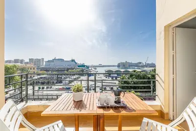 3 chambres appartement avec terrasse et vue sur la mer-face port de Malaga