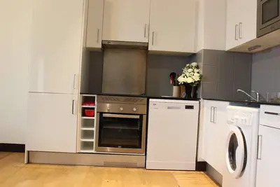Image de Appartement 3 pièces avec cuisine équipée, Tv, et parquet massif à Rochefort