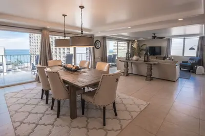 Image de Nouveau! Penthouse 2 chambres de luxe à Waikiki avec vue sur l'océan, parking gratuit et Wifi