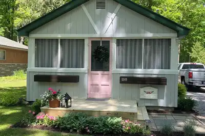Image de Pink Door Cottage. Northern Michigan Cottage.
