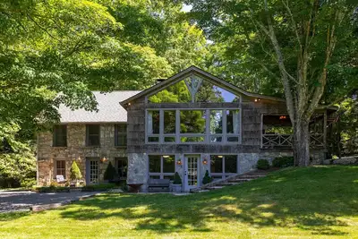 Image de Beech Haven: 6br 5ba Avec une Cour Énorme, un Court de Tennis, une Rivière et un Étang, et Beaucoup Plus!