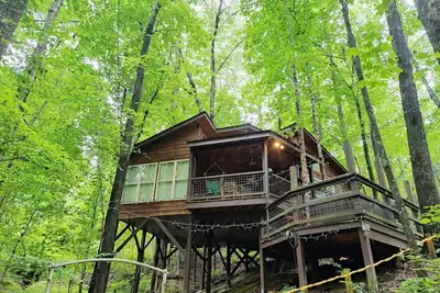 Image de AgEagle Treehouse - SummerDates Disponible! Hot Tub \/ Loft \/ Firepit \/ Grill \/ Wifi + Plus!