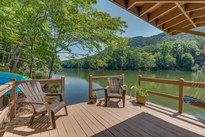 Image de un lac serein pour retrouver famille et amis et se détendre totalement