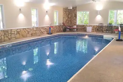 Image de Piscine intérieure chauffée! Rôti de guimauves dans la cour