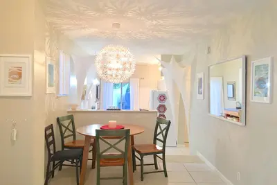 Image de artistique / édifiant 1 ch. avec piscine / spa dans un grand jardin près de la ville / plage