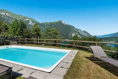 Image de maison de vacances à Ledro avec terrasse