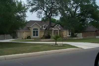 Image de La retraite est une maison familiale dans une communauté fermée.