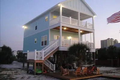 Image de 4 Br \/ 3ba Waterfront Beach House w \/ quai privé et la plage