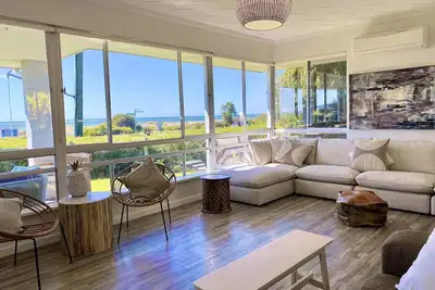 Image de Sandbars Beach House. Vue imprenable - Directement en face de la plage Animaux acceptés
