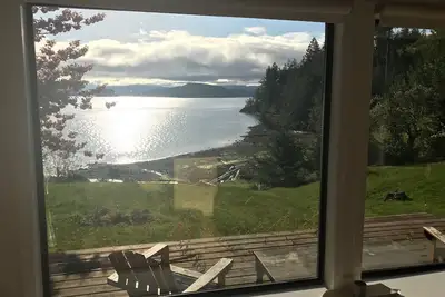 Image de Belle maison au bord de l'eau avec des vues majestueuses