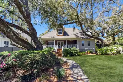 Image de Rare 2 chambres, 2 salles de bain cottage sur East Beach, St Simons Island