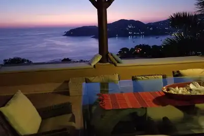 Superbe Playa La Ropa Condo avec une vue imprenable à quelques pas du sable