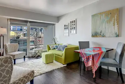 Image de Condo Chic rénové avec des vues dans le centre-ville de Seattle @Pike Place Market