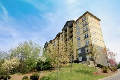 Image de Condo de luxe avec vue sur la montagne sur l'autoroute!
