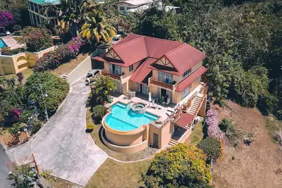 Image de La Jolie. . Luxury home avec piscine à débordement, jacuzzi et vue spectaculaire sur l'océan.