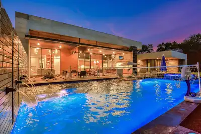 Image de Arrive Pinnacle Estate | Jusqu'à 11 lits | Casita | 5 mi à Atx | Piscine \/ Spa