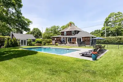 Image de Southampton Village, maison ensoleillée récemment rénovée et paysagée, piscine Gunite