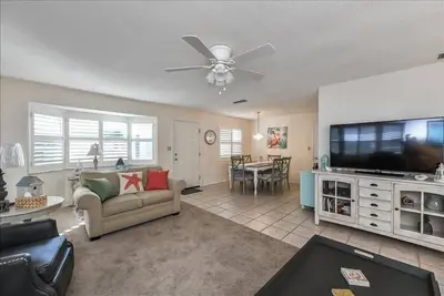 Image de Pour plus d'intimité, nous vous proposons cette villa de 2 chambres et 2 salles de bain flanquant notre magnifique boulevard bordé de palmiers.