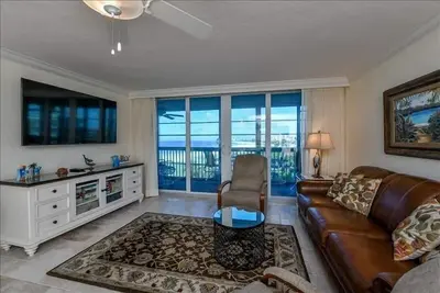 Image de Offrez-vous un condo entièrement rénové et mis à jour au 5ème étage avec 2 chambres et 2 salles de bains.