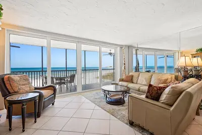 Image de Vues à couper le souffle - Condo en bord de mer - Entièrement rénové