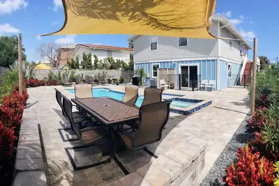 Image de Vue imprenable sur l'océan, 5 chambres à coucher, 3 salles de bain, 2 cuisines et 2 salons.