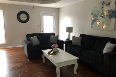 Image de Maison de 3 chambres récemment rénovée avec des tarifs spéciaux par nuit