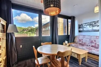 Image de Appartement rénové au pied des pistes, cuisine moderne et balcon